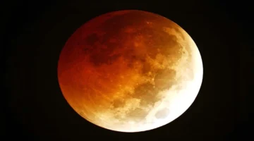 متى يتابع 5 مليار إنسان ظاهرة الخسوف الكلي للقمر يوم الثلاثاء؟